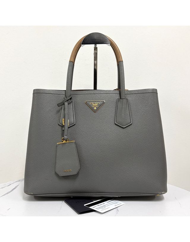 프라다 [중고명품] [중고명품] 프라다 두블레 사피아노 레더 블랙 레드 토트백 160795717 착용컷