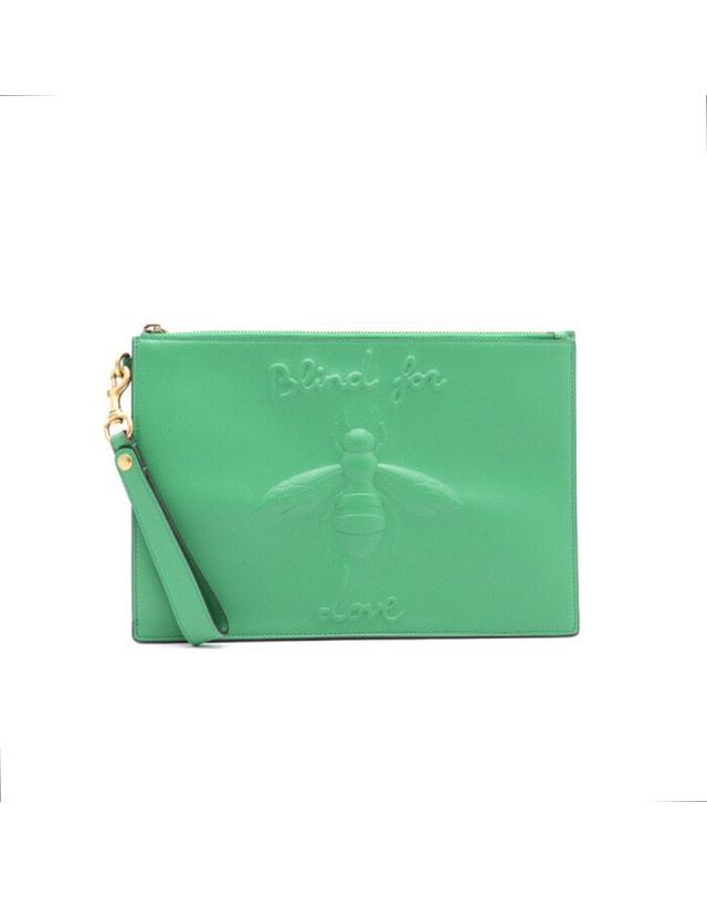 구찌 [중고명품] [중고명품] 구찌 Blind For Love Bee 그린레더 스트랩 클러치백 가로 30CM 세로 21CM 152895170 착용컷