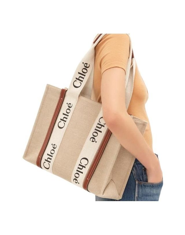 끌로에 [명품] 끌로에 우디 미디움 토트백 린넨 캔버스 화이트 브라운 CHC22AS383I26 90U 136222900 착용컷