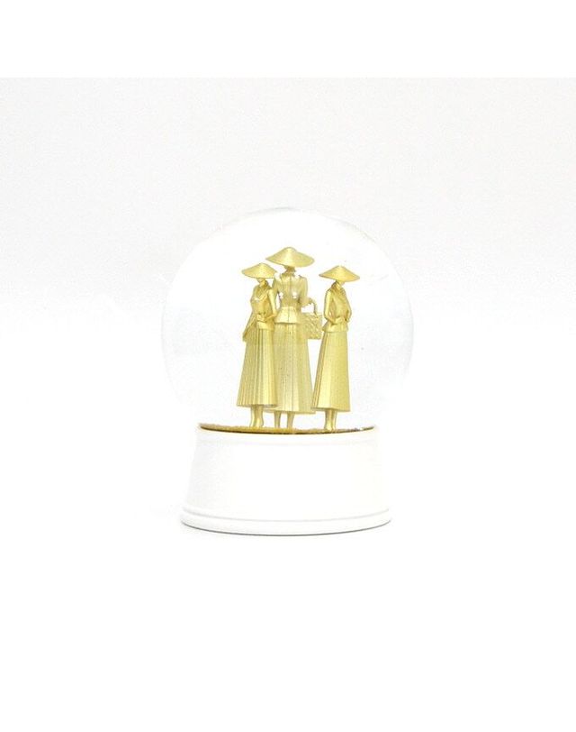 디올 [중고명품] [중고명품] 디올 크리스마스 기프트 LED 워터볼 가로 10CM 152318755 착용컷