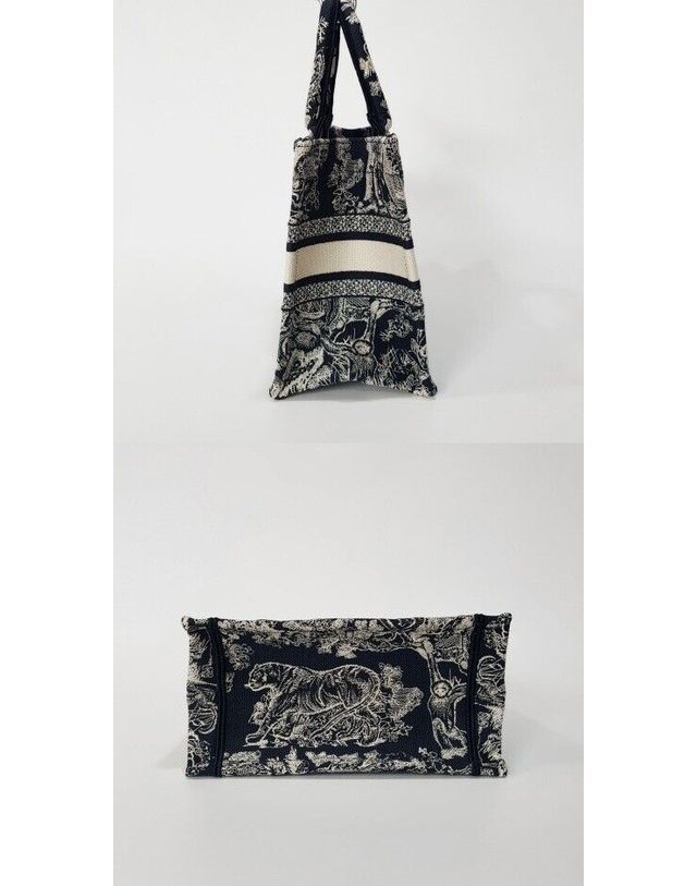 디올 [중고명품] [중고명품] 디올 북 토트백 스몰 뜨왈 드 주이 리버스 자수 사이즈 27x22x13mm 155551281 착용컷