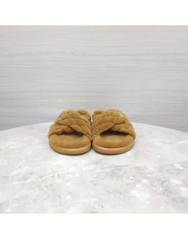 루이비통 [중고명품] [중고명품] 루이비통 여성 블리스 컴포트 뮬 퍼 슬리퍼 카멜 1ACTF6 157309778 착용컷