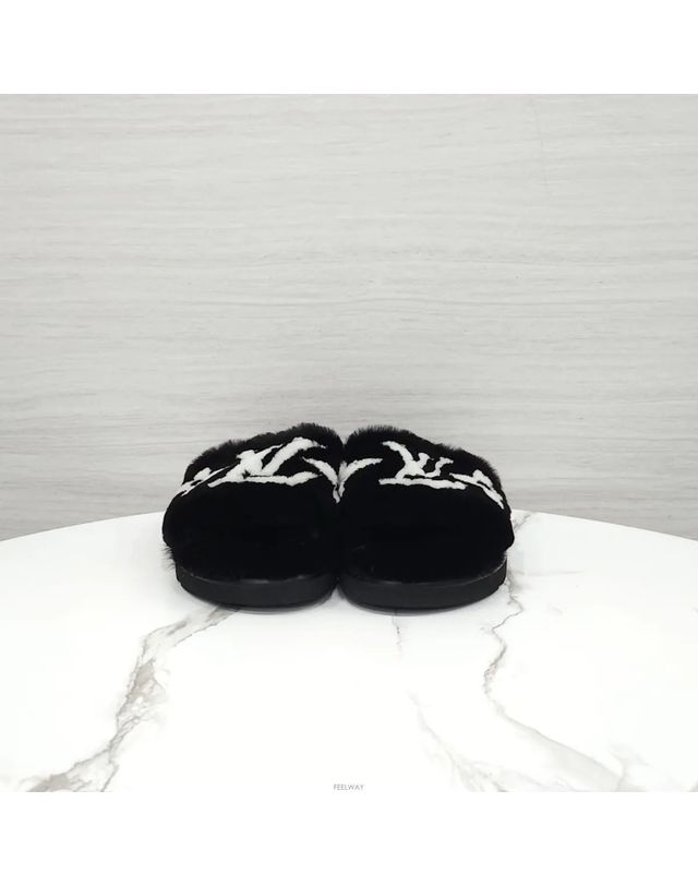 루이비통 [중고명품] 루이비통 밍크 풀 필로우 컴포트 뮬 슬리퍼 블랙 사이즈 38 161742803 착용컷