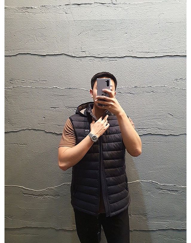 무스너클 [명품] 무스너클 경량 블랙 패딩 조끼 25047664 착용컷