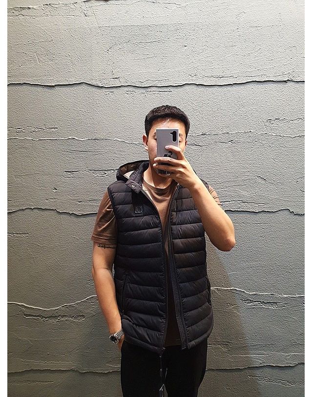 무스너클 [명품] 무스너클 경량 블랙 패딩 조끼 25047664 착용컷