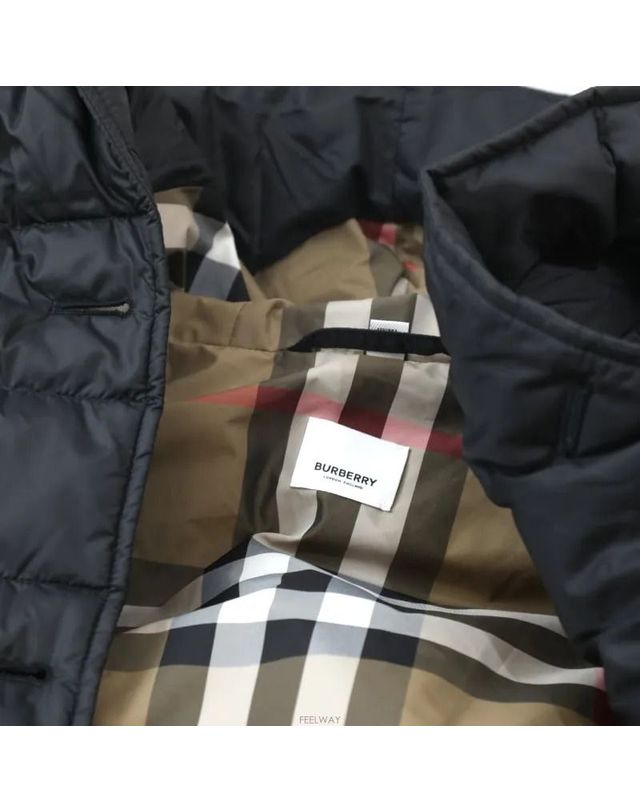 버버리 [중고명품] [중고명품] 버버리 위틀리 벨티드 다운 후드 숏 패딩 블랙 8091112 159123428 착용컷
