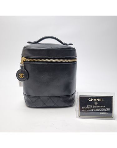[중고명품] 샤넬 램스킨 블랙 코스메틱 베니티백 사이즈 15cm x 17.5cm x 12.5cm 154491665