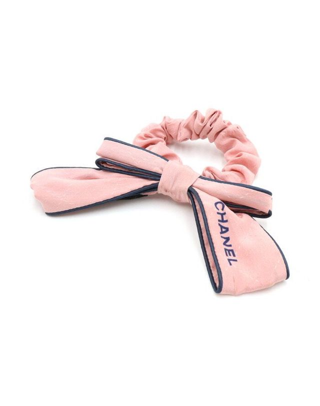 샤넬 [중고명품] [중고명품] 샤넬 실크 리본 헤어슈슈 여성 헤어밴드 가로 15cm 세로 7cm 152900276 착용컷