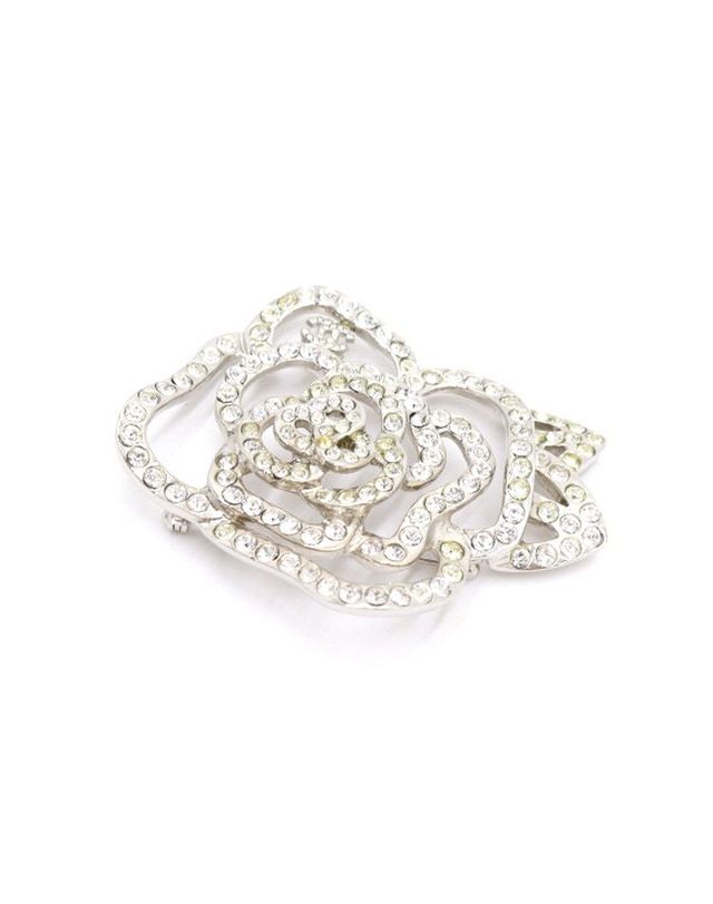 샤넬 [중고명품] [중고명품] 샤넬 크리스탈 까멜리아 여성 브로치 사이즈 6.5cm x 5.5cm 152900134 착용컷