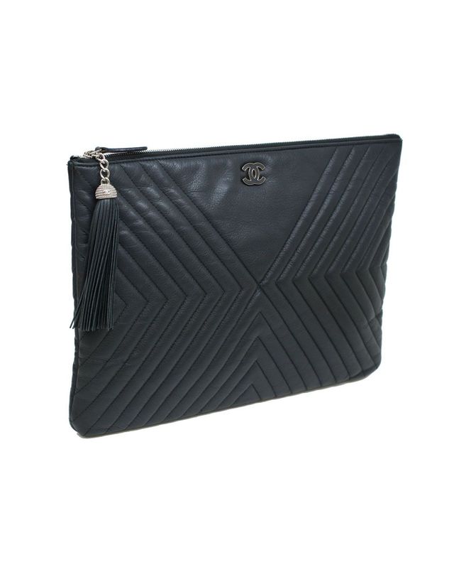 샤넬 [중고명품] [중고명품] 샤넬 쉐브론 테슬장식 블랙 클러치백 156934029 착용컷