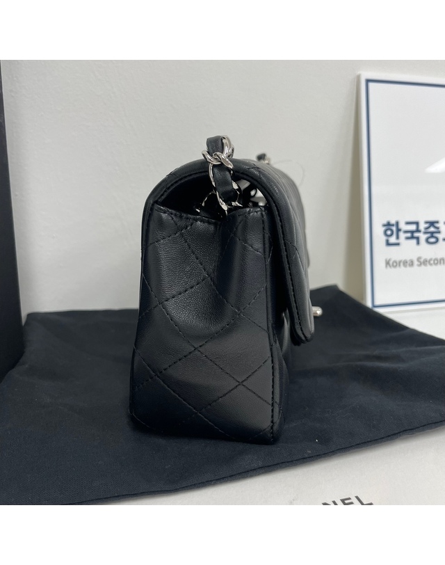 샤넬 [중고명품] 샤넬 중고 램스킨 뉴미니 크로스백 162244005 착용컷