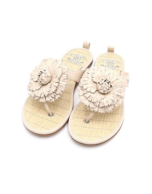 샤넬 [중고명품] [중고명품] 샤넬 까멜리아 CC 여성 쪼리 슬리퍼 사이즈 240mm 152897797 착용컷