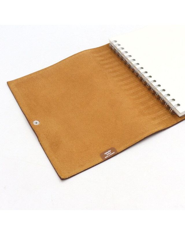 에르메스 [중고명품] [중고명품] 에르메스 골드 컬러 토고 노트 커버 가로 19CM / 세로 23CM 152900642 착용컷