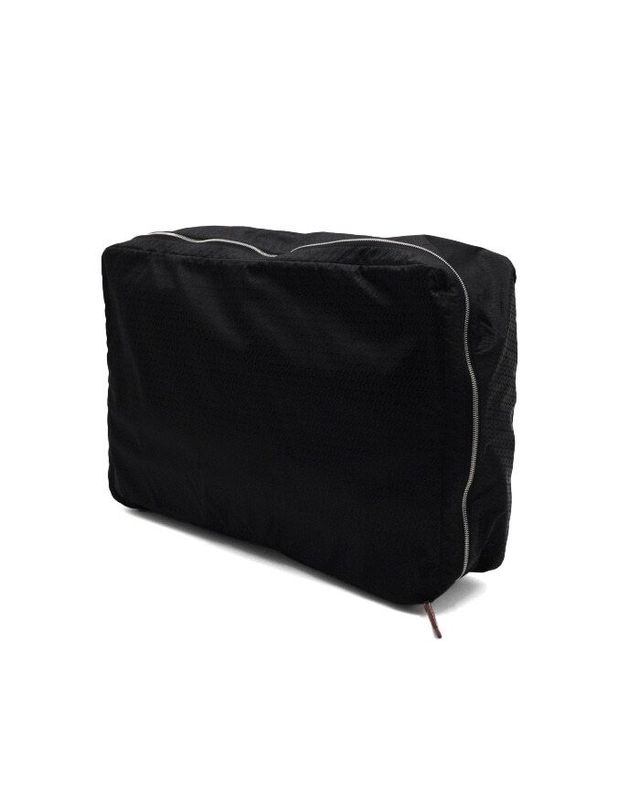 에르메스 [중고명품] [중고명품] 에르메스 블랙 실크 트래블 큐브MM 파우치백 가로 40cm 152316206 착용컷
