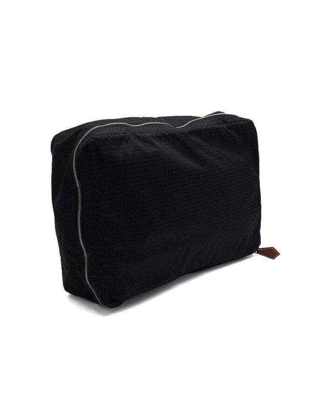 에르메스 [중고명품] [중고명품] 에르메스 블랙 실크 트래블 큐브MM 파우치백 가로 40cm 152316206 착용컷