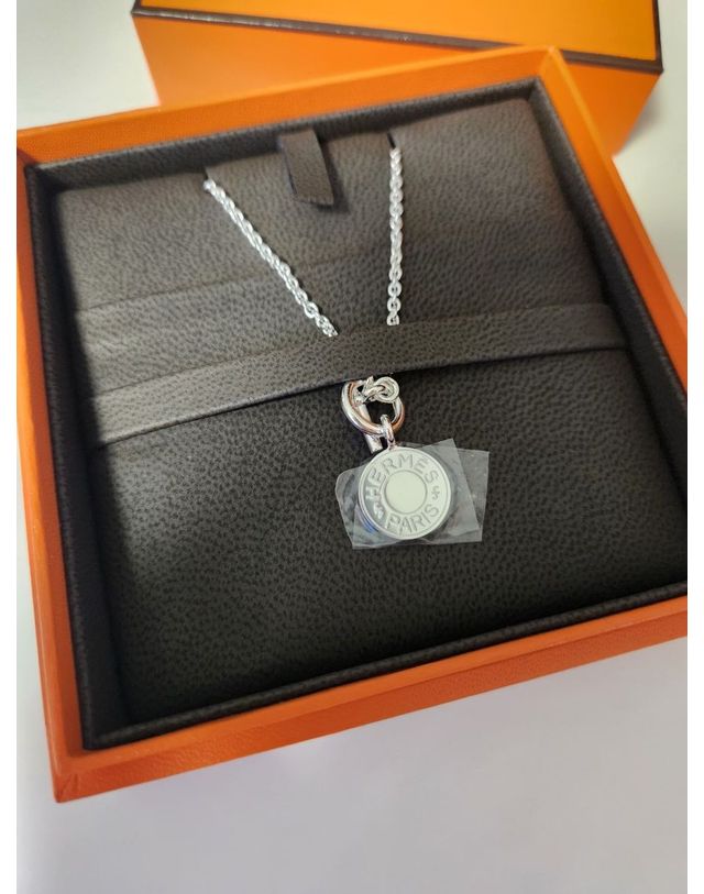 에르메스 [명품] 에르메스 에뮬렛 H 실버 토글바 목걸이 67034978 착용컷