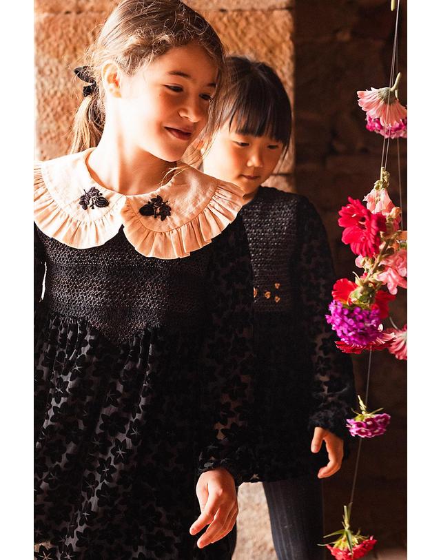 바챠 바챠 25FW 아동 원피스 Queen Robe Dress AW25QUEEN_BLCKVEL 착용컷