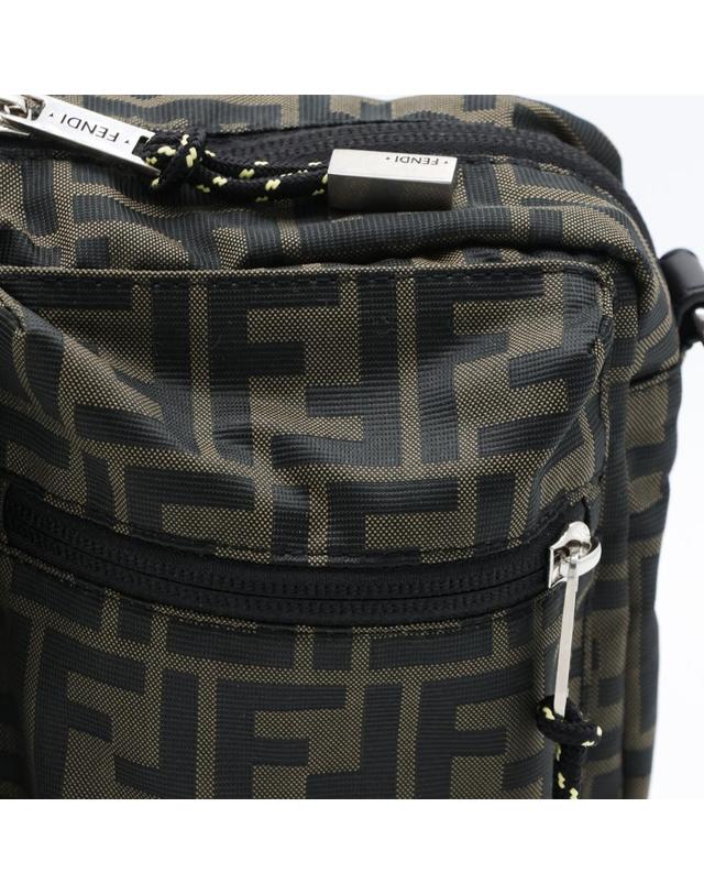 펜디 [해외직구][B47]펜디 7VA695B12NF1PR4 남성 토트백 가방 BROWN TECHNICAL FABRIC CAMERA BAG 착용컷