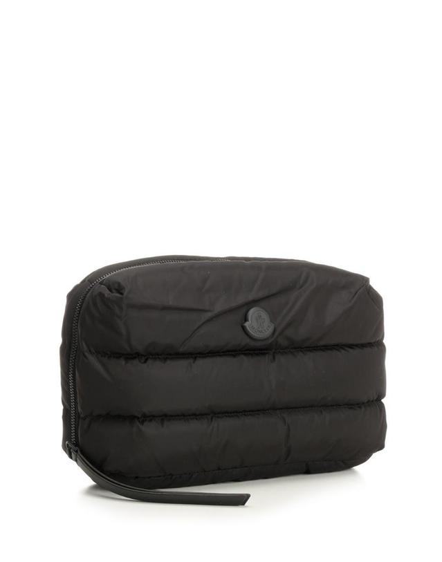 몽클레어 [해외직구][A94]몽클레어 L109A 6A00003M6275999 남성 지갑 미니백 MONCLER MONCLER Caradoc Quilted Beauty Case 착용컷