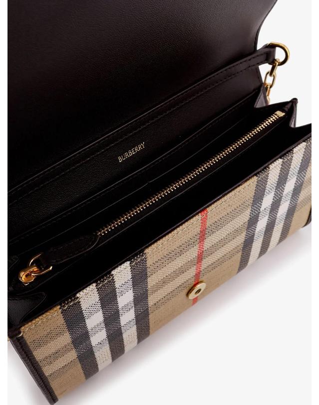 버버리 [해외직구][N85]버버리 8112274 여성 크로스백 숄더백 쇼퍼백 BURBERRY Coated canvas crossbody bag with check pattern 착용컷
