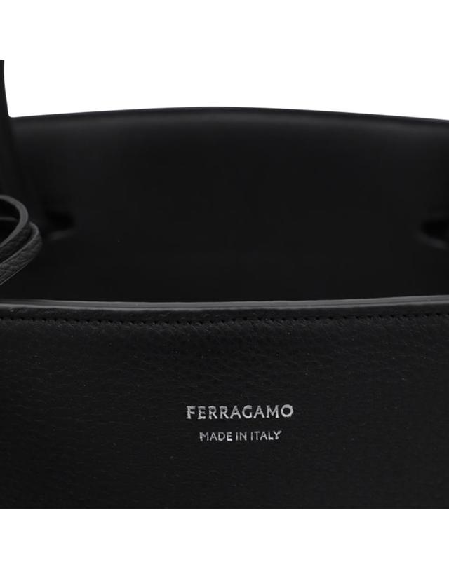 페라가모 [해외직구][B47]FERRAGAMO 779072241683001 남성 토트백 가방 BLACK LEATHER HUG SHOULDER BAG 착용컷