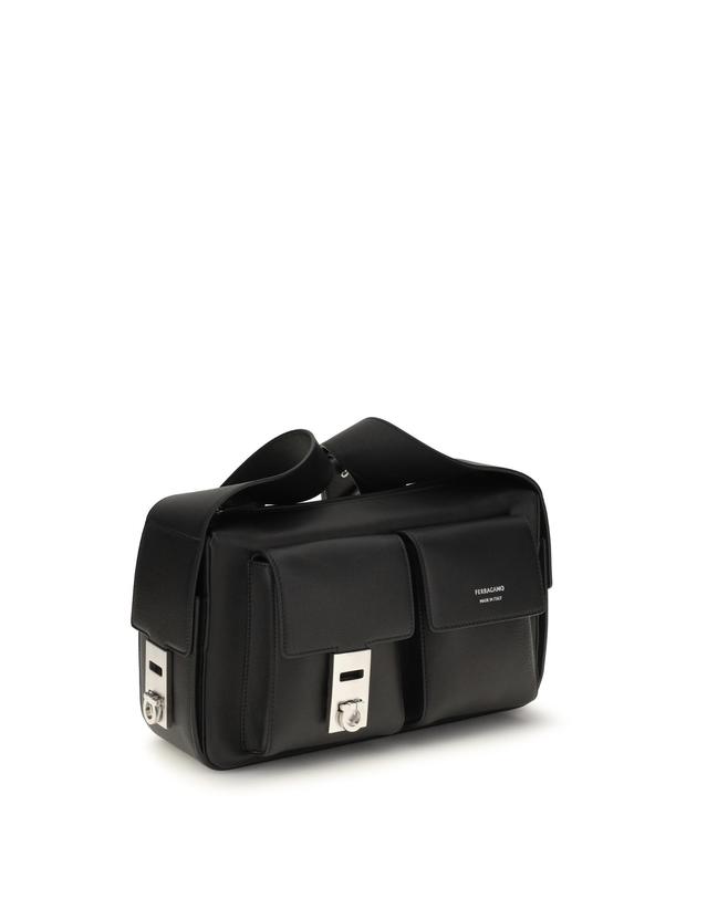 페라가모 [해외직구][K68]FERRAGAMO 797412 001 남성 크로스백 숄더백 메신저백 Hug Buckle Utility Shoulder Bag 착용컷