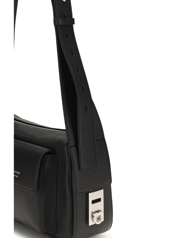 페라가모 [해외직구][K68]FERRAGAMO 797412 001 남성 크로스백 숄더백 메신저백 Hug Buckle Utility Shoulder Bag 착용컷