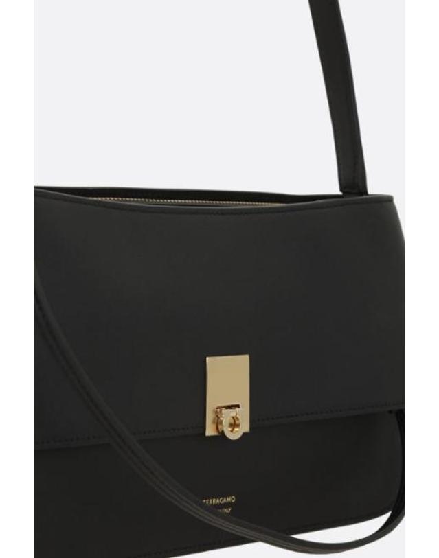페라가모 [해외직구][E32]FERRAGAMO 797350 여성 크로스백 숄더백 가방 슬링백 범백 벨트백 폰홀더 FERRAGAMO Ferragamo Cara xs shoulder bag in smooth leather 착용컷