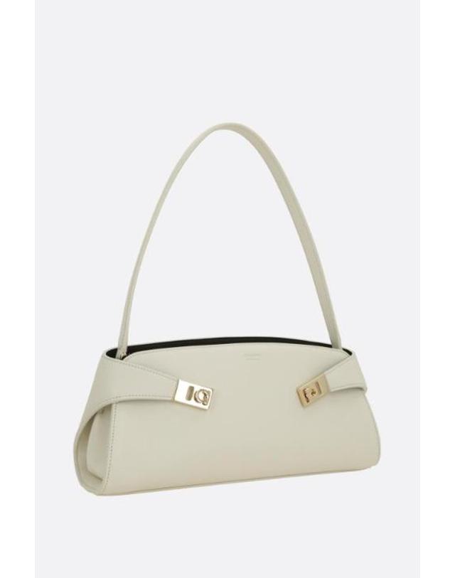 페라가모 [해외직구][E32]FERRAGAMO 798502 여성 크로스백 숄더백 가방 슬링백 범백 벨트백 폰홀더 FERRAGAMO Hug East West shoulder bag in smooth leather 착용컷