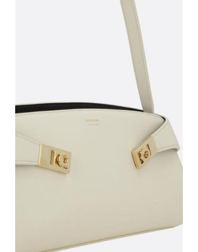 페라가모 [해외직구][E32]FERRAGAMO 798502 여성 크로스백 숄더백 가방 슬링백 범백 벨트백 폰홀더 FERRAGAMO Hug East West shoulder bag in smooth leather 착용컷