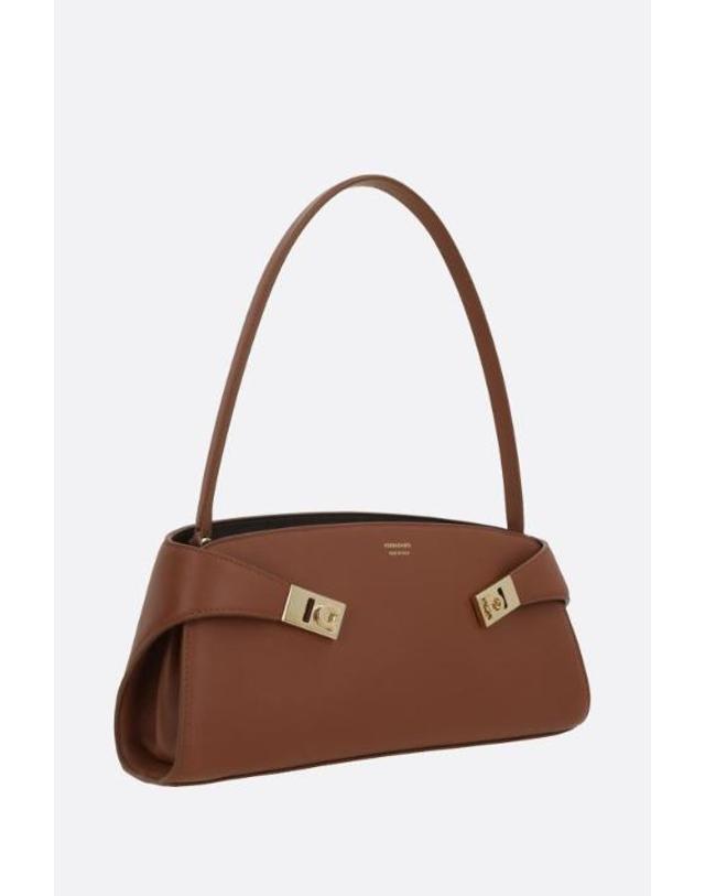 페라가모 [해외직구][E32]FERRAGAMO 795365 여성 크로스백 숄더백 가방 슬링백 범백 벨트백 폰홀더 FERRAGAMO Hug East West shoulder bag in smooth leather 착용컷