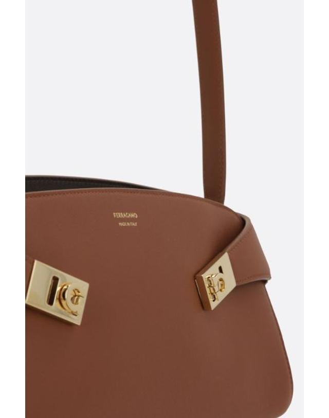 페라가모 [해외직구][E32]FERRAGAMO 795365 여성 크로스백 숄더백 가방 슬링백 범백 벨트백 폰홀더 FERRAGAMO Hug East West shoulder bag in smooth leather 착용컷
