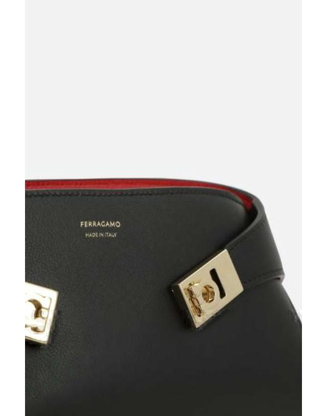 페라가모 [해외직구][E32]FERRAGAMO 774628 여성 크로스백 숄더백 가방 슬링백 범백 벨트백 폰홀더 FERRAGAMO Hug mini crossbody bag in smooth leather 착용컷