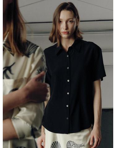 SILK SHORT SLEEVE SOLID BLOUSE [BLACK]