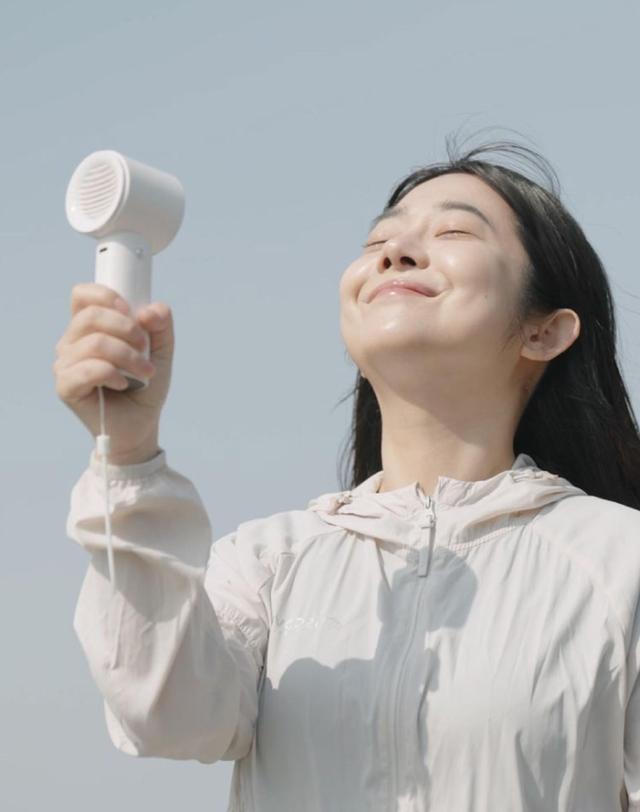 알리사 알리사 100단 아이스터보 MAX 휴대용 선풍기 냉각 에어컨 손 선풍기 손풍기 미니 핸디 화이트 착용컷