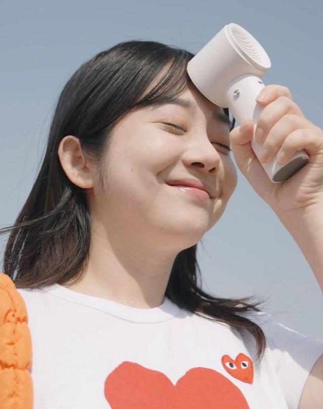 알리사 알리사 100단 아이스터보 MAX 휴대용 선풍기 냉각 에어컨 손 선풍기 손풍기 미니 핸디 화이트 착용컷