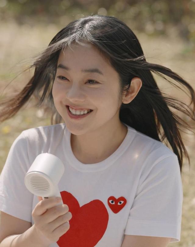 알리사 알리사 100단 아이스터보 MAX 휴대용 선풍기 냉각 에어컨 손 선풍기 손풍기 미니 핸디 화이트 착용컷