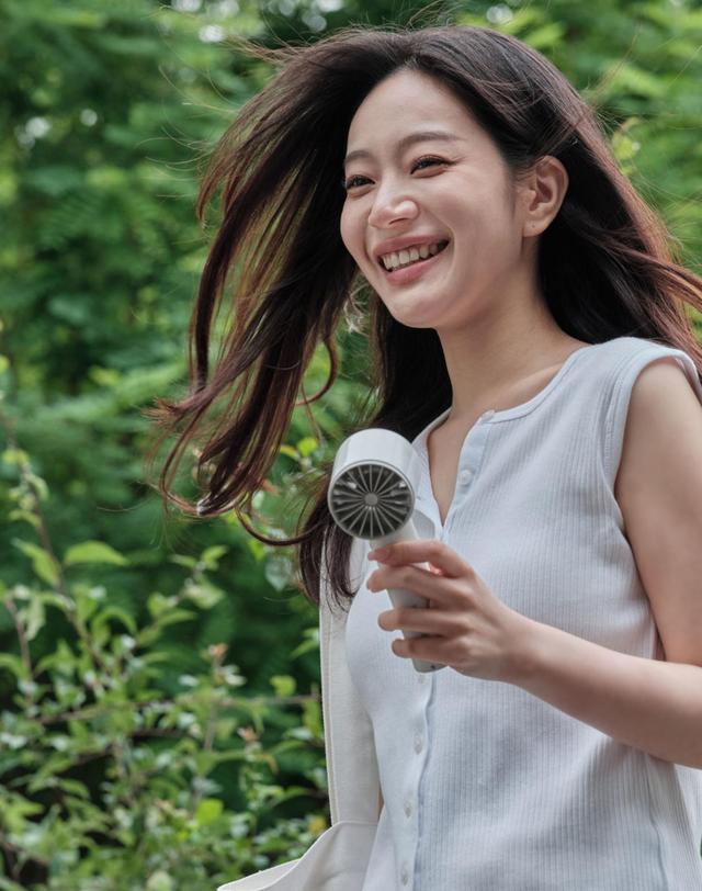 알리사 알리사 100단 ICE BLAST MAX 휴대용 선풍기 냉각 에어컨 손 선풍기 손풍기 미니 핸디 화이트 착용컷