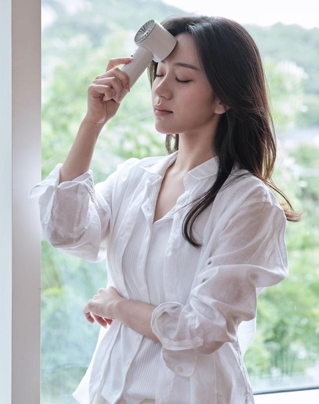 알리사 알리사 100단 ICE BLAST MAX 휴대용 선풍기 냉각 에어컨 손 선풍기 손풍기 미니 핸디 화이트 착용컷