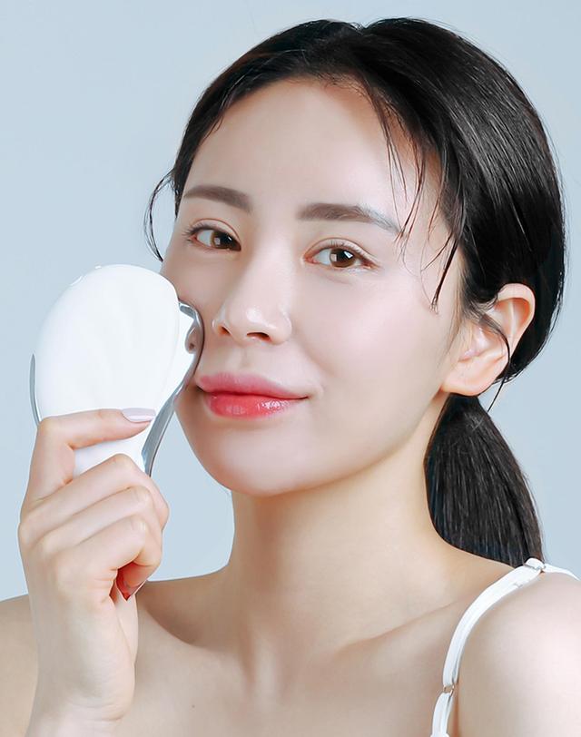 엘리뷰 [엘리뷰] 갈바닉 괄사 마사지기 얼굴 쿨링 온열 LED EMS 피부관리 뷰티 홈케어 착용컷