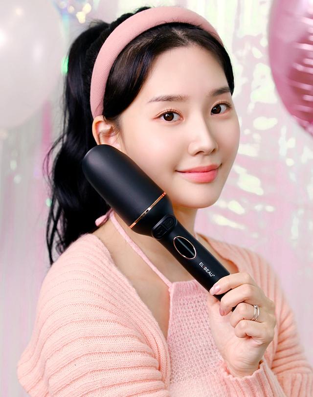 엘리뷰 [엘리뷰] 자동롤러고데기2 화상 방지 자동 회전 봉고데기 웨이브 볼륨 아이롱 오토 롤링 고대기 착용컷