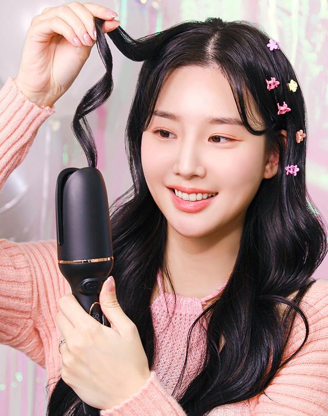 엘리뷰 [엘리뷰] 자동롤러고데기2 화상 방지 자동 회전 봉고데기 웨이브 볼륨 아이롱 오토 롤링 고대기 착용컷