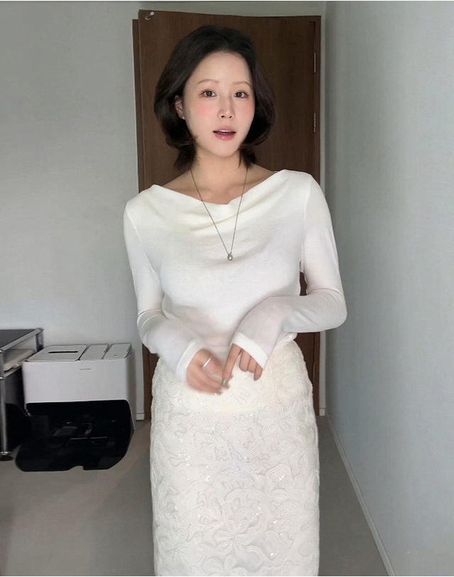 지에마르 DRAPE SHIRRING TEE IVORY 드레이프 셔링티 아이보리 착용컷