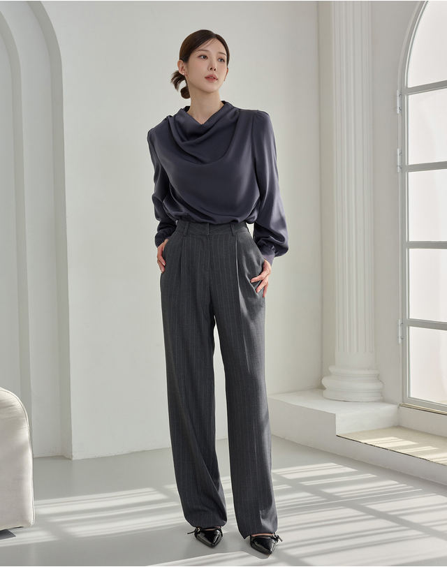 지에마르 NECK DRAPE BLOUSE CHARCOAL 넥 드레이프 블라우스 차콜 착용컷