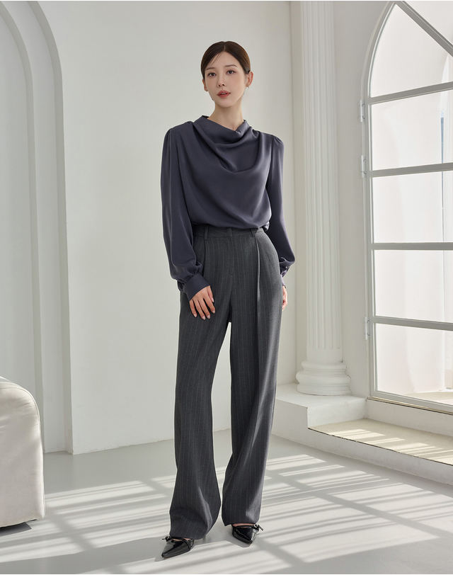 지에마르 NECK DRAPE BLOUSE CHARCOAL 넥 드레이프 블라우스 차콜 착용컷