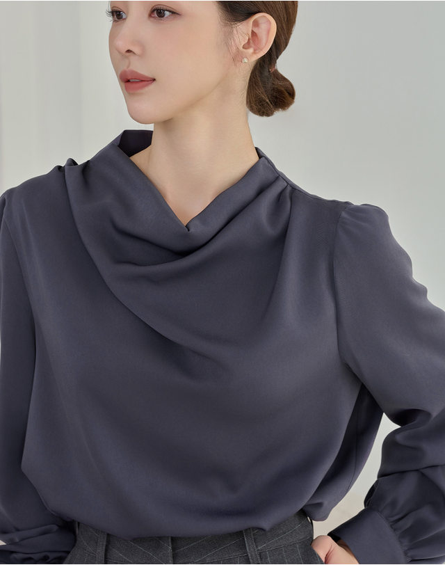 지에마르 NECK DRAPE BLOUSE CHARCOAL 넥 드레이프 블라우스 차콜 착용컷