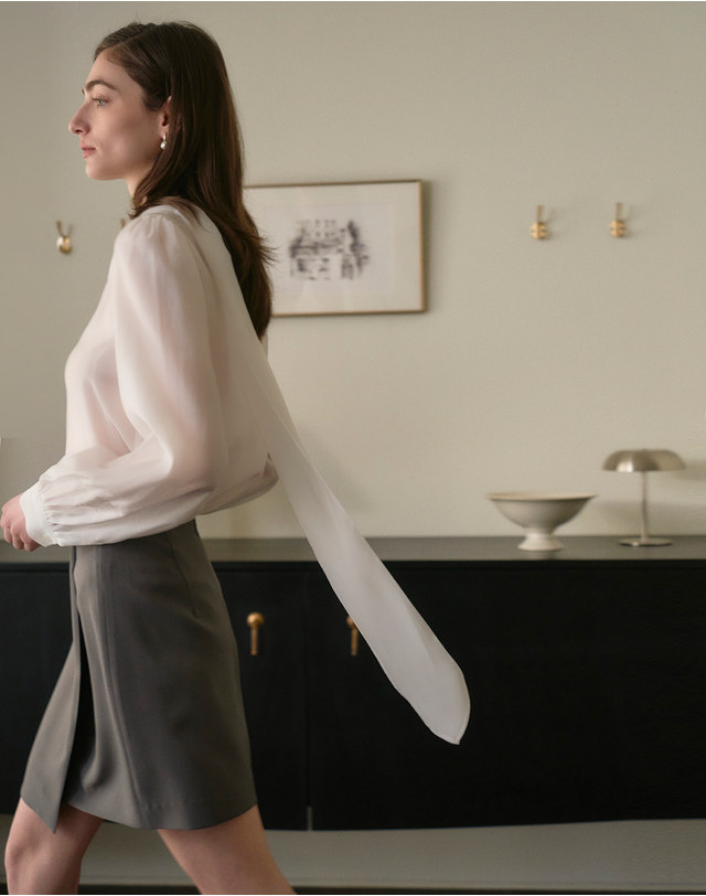 지에마르 [44-77]SCARF BLOUSE IVORY 스카프 블라우스 아이보리 착용컷