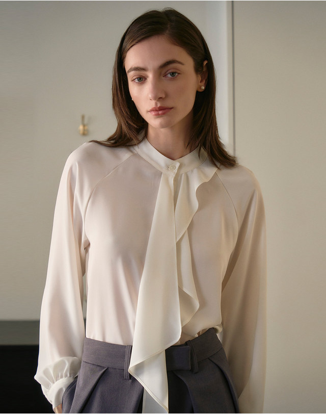 지에마르 RUFFLE TIE BLOUSE IVORY 러플 타이 블라우스 아이보리 착용컷