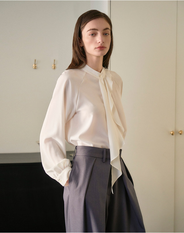 지에마르 RUFFLE TIE BLOUSE IVORY 러플 타이 블라우스 아이보리 착용컷