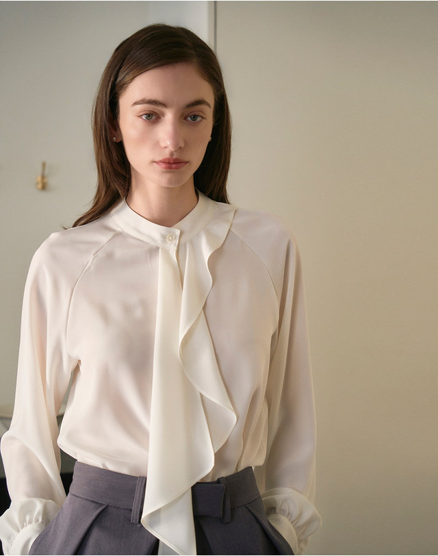 지에마르 RUFFLE TIE BLOUSE IVORY 러플 타이 블라우스 아이보리 착용컷